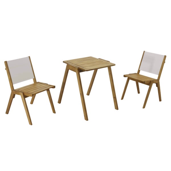 Dreiteiliges Balkonset aus Holz mit quadratischem Tisch und zwei Stühlen mit weißer Textil-Rückenlehne.