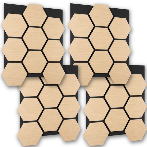 Vier quadratische Akustikpaneele mit Sechseck-Muster in heller Holzoptik auf schwarzem Trägermaterial.