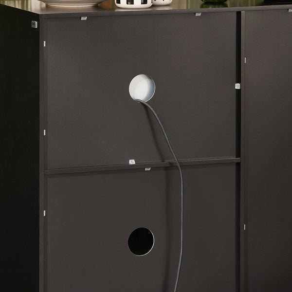 Rückansicht eines Möbels mit Kabeldurchführungen