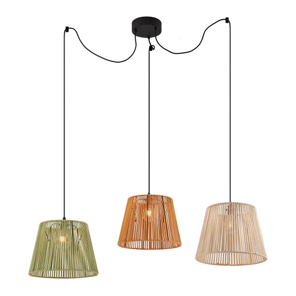 Dreiflammige Pendelleuchte mit kegelförmigen Schirmen aus Rattanstäben in Grün, Braun und Natur, schwarze Kabelaufhängung.