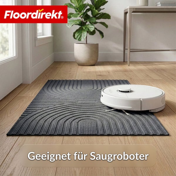 Floordirekt Logo. Strukturierte Fußmatte mit Halbkreismuster auf Holzboden, geeignet für Saugroboter.