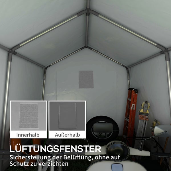 Anthrazitfarbenes Lagerzelt mit Satteldach und Reißverschlusstür auf einer Holzterrasse im Garten, umgeben von Bäumen und Sträuchern.