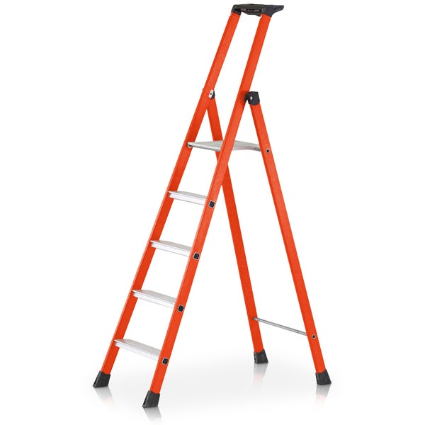 Orangefarbene Haushaltsleiter mit fünf Stufen