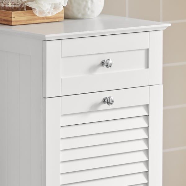 Weißer Badezimmer-Hochschrank mit Schubladen und Lamellentür