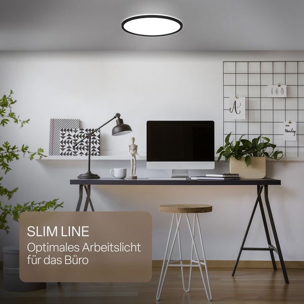 Flache, runde LED-Deckenleuchte Slim Line für helles Arbeitslicht in einem modern eingerichteten Büro mit Schreibtisch und Monitor.