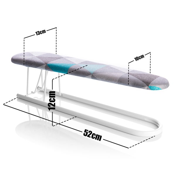 Bügeltisch mit geometrischem Muster und weißem Gestell
