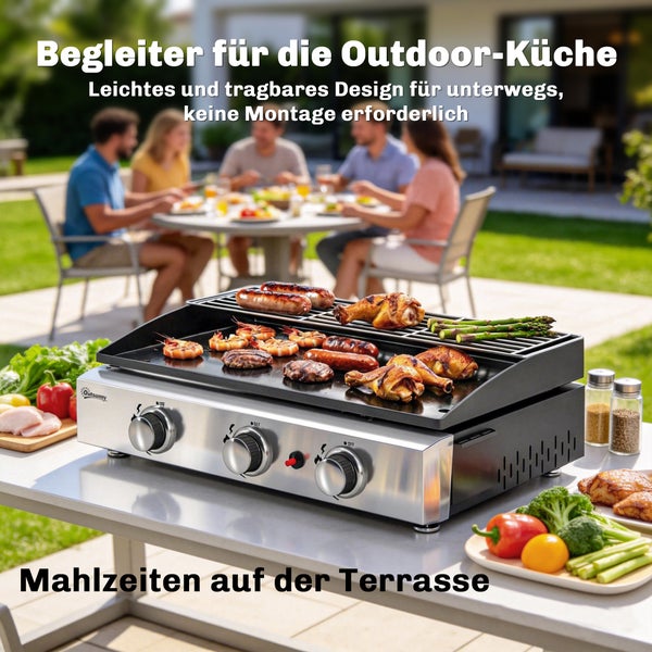 Tragbarer Gasgrill mit Outsunny Logo auf einer hellen Terrasse, belegt mit Fleisch und Gemüse, im Hintergrund eine Gruppe von Menschen an einem Tisch.