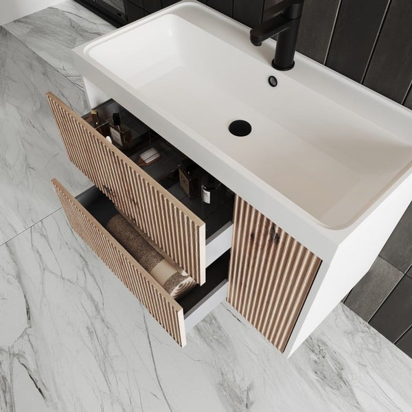 Moderne Badezimmerbeleuchtung mit Calla Einbaustrahlern, IP65 Schutz gegen Strahlwasser, schwenkbar und rostfrei, geeignet für Feuchträume.