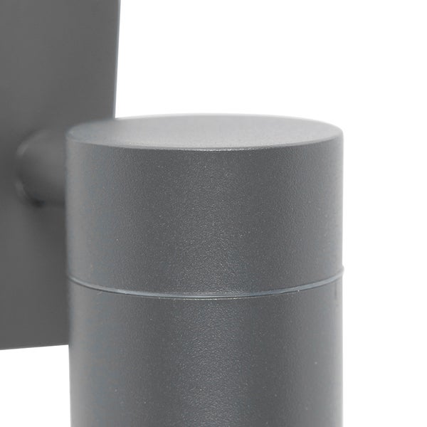 Detailaufnahme eines zylindrischen Leuchtengehäuses aus Metall mit strukturierter Oberfläche.