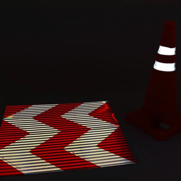 Faltbarer Leitkegel mit rot-weissen Warnmarkierungen