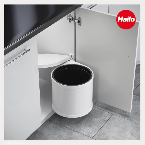 Hailo Logo, runder Einbau-Abfallsammler schwenkt beim Öffnen der Schranktür aus einem weißen Küchenunterschrank heraus.