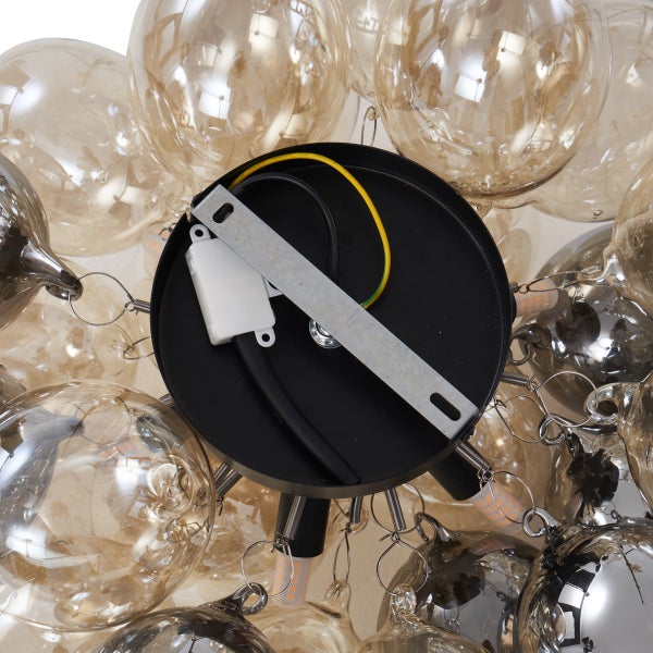 Deckenleuchte mit zahlreichen Glasleuchten und schwarzer Deckenhalterung