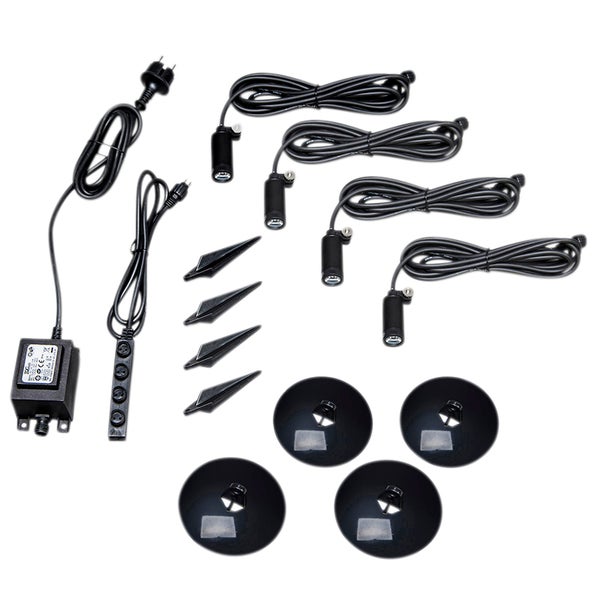 LED-Garten- und Teichbeleuchtungs-Set mit vier Strahlern, Erdspießen, Standfüßen, Verteiler und Transformator mit Netzstecker.