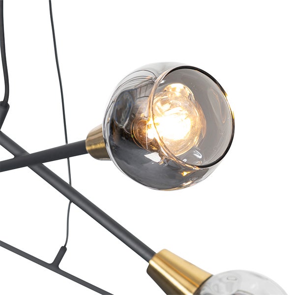 Detailaufnahme einer Pendelleuchte mit Glaslampenschirm und Leuchtmittel