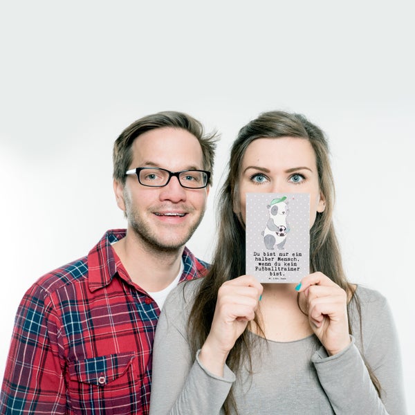 Mr. & Mrs. Panda Postkarte Fußballtrainer Herz - Grau Pastell