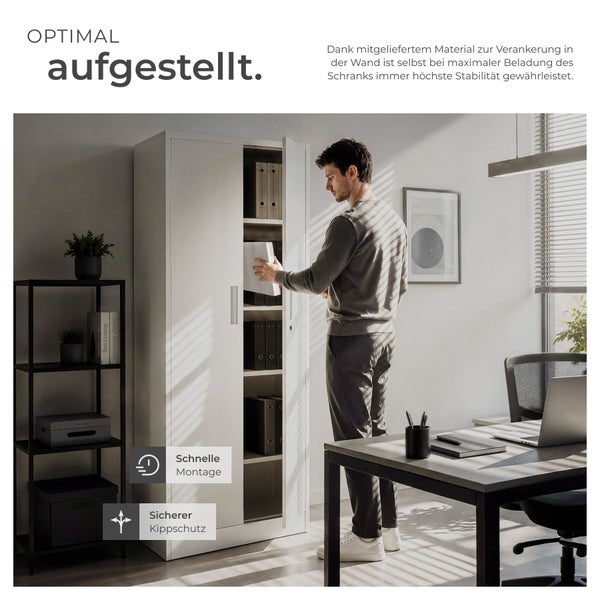 Hoher weißer Büroschrank in hellem Büro, ein Mann sortiert Ordner ein. Wandverankerung für Stabilität und Kippschutz inklusive schneller Montage.