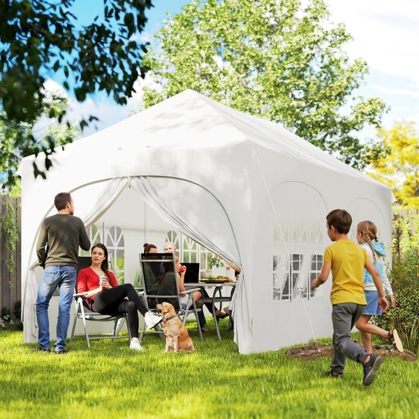 Großes weißes Partyzelt mit Seitenwänden in einem hellen Garten mit Personen an einem Tisch und spielenden Kindern.