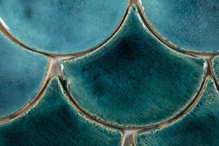 Nahaufnahme von blauen, fächerförmigen Keramikfliesen