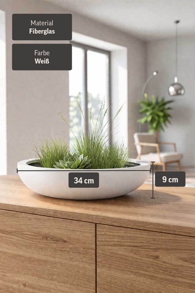 Weiße Pflanzschale aus Fiberglas, 34 Zentimeter breit und 9 Zentimeter hoch, mit Pflanzen auf einer Holzkommode in einem hellen, modernen Raum.