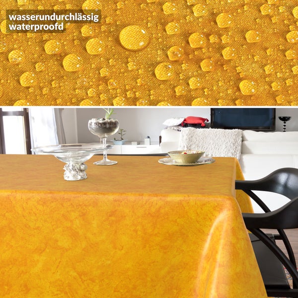 Gelbe, wasserdichte Tischdecke auf einem Tisch im Wohnzimmer