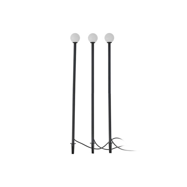 Dreier-Set Außenleuchten mit Erdspießen, schwarzen Stangen und weißen Kugellampen.
