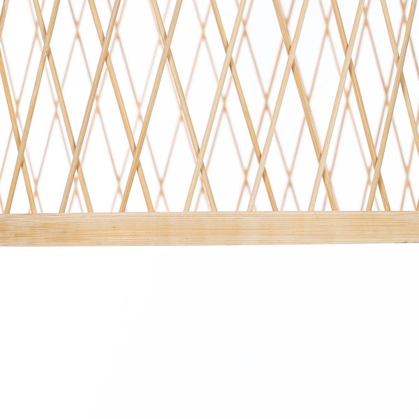 Detailansicht eines rautenförmigen Gittermusters aus dünnen Holzstreben.