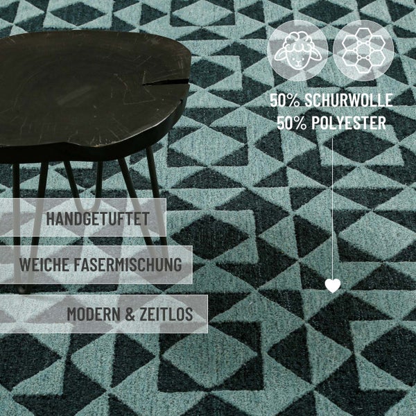 Handgetufteter Teppich mit geometrischem Muster aus 50 Prozent Schurwolle und 50 Prozent Polyester neben einem Beistelltisch aus Holz.