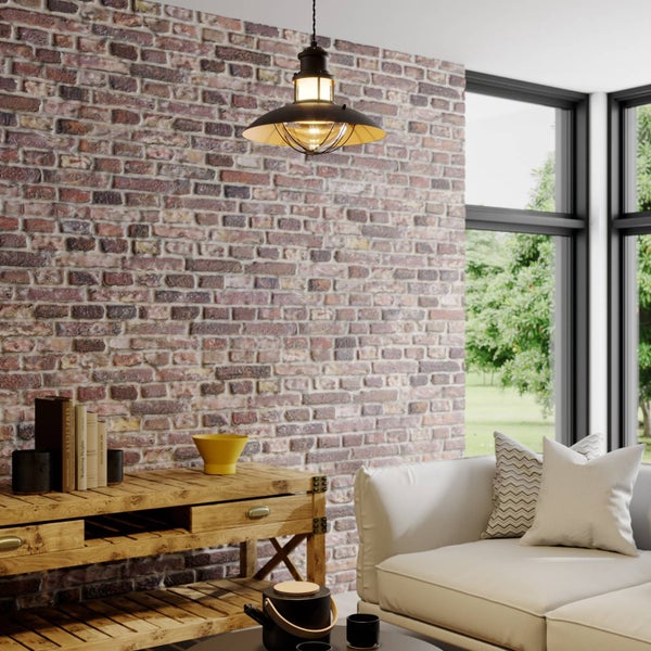 Wohnzimmer mit Backsteinwand, Holztisch, Lampe und Sofa