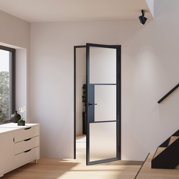 Moderne Zimmertür im Industriedesign mit schwarzem Metallrahmen und drei satinierten Glasfeldern in einem hellen Wohnraum.