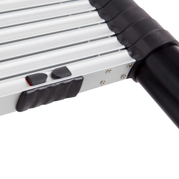 Detailansicht einer Teleskopleiter aus Aluminium mit schwarzem Kunststoff