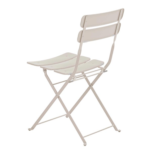 Klappbarer Gartenstuhl aus Metall mit Sitzfläche und Rückenlehne aus Latten in Beige.