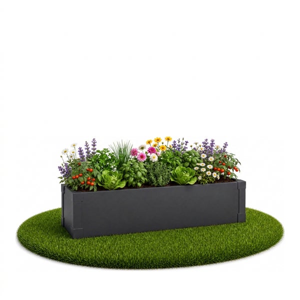 Rechteckiges Hochbeet aus Metall, bepflanzt mit Gemüse, Kräutern und Blumen, stehend auf einer runden Rasenfläche.