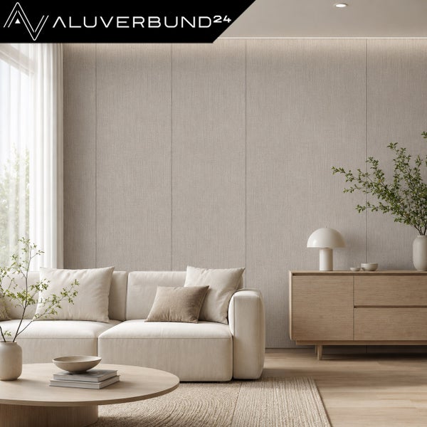 Wohnzimmer mit texturierten Wandpaneelen von Aluverbund24, kombiniert mit einem modernen Sofa, Holzanrichte und minimalistischer Dekoration.