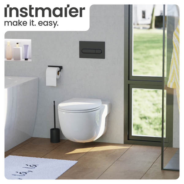 Modernes Badezimmer mit wandhängendem WC, Toilettenbürste, Toilettenpapierhalter und Fenster