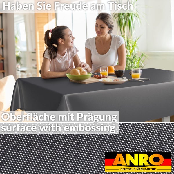 Frau und Kind am Tisch mit einer anthrazitfarbenen, geprägten Tischdecke. Detailansicht der Oberflächenstruktur und ANRO Logo.