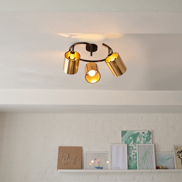 Deckenleuchte mit drei goldfarbenen Lampenschirmen