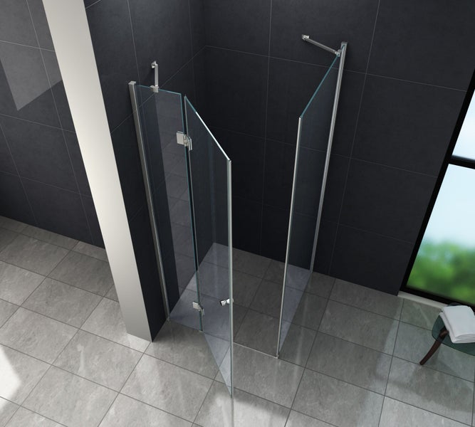 Begehbare Duschkabine mit klarem Glas und Metallbeschlägen im Badezimmer.