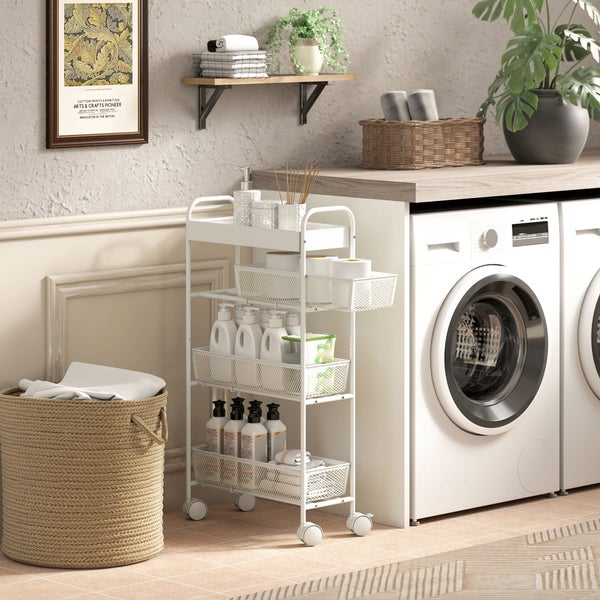 Weißer vierstöckiger Rollwagen mit Gitterkörben in einem hellen Waschraum neben einer Waschmaschine und einem Wäschekorb.