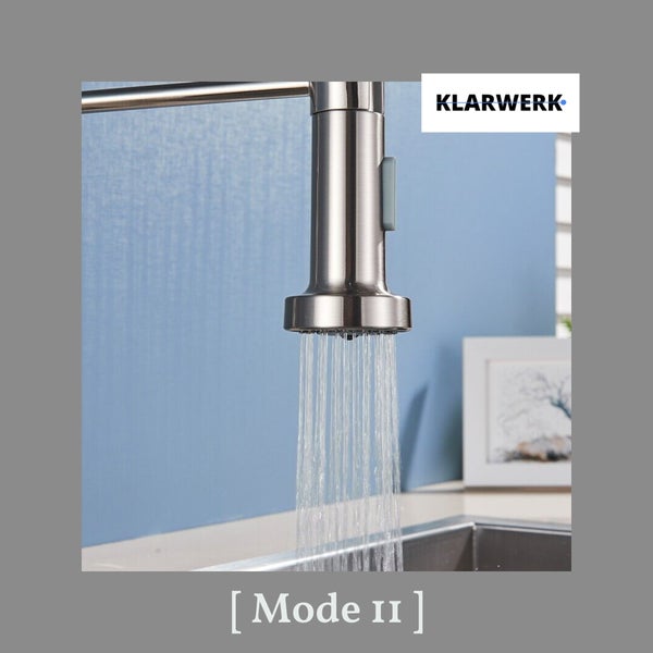 Klarwerk Logo. Ausziehbare Küchenarmatur-Brause mit Wasserstrahl im Brausemodus.