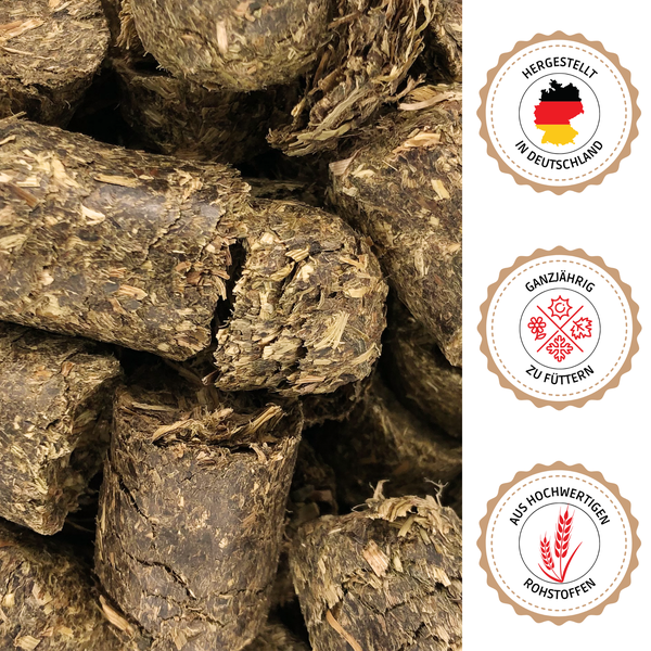 Pferdefutter-Pellets mit den Siegeln 'Hergestellt in Deutschland', 'Ganzjährig zu füttern' und 'Aus hochwertigen Rohstoffen'