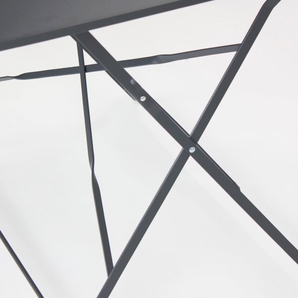 Detailansicht des Metallgestells und der X-förmigen Tischbeine eines Gartentischs.