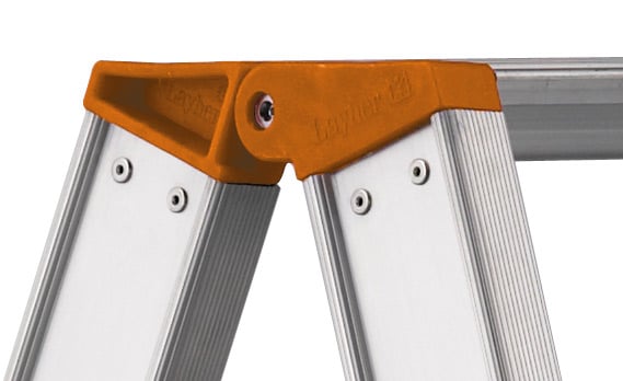 Detailansicht des Gelenks einer Layher Aluminiumleiter mit Layher Logo.