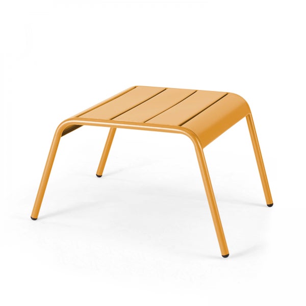 Quadratischer Beistelltisch aus Metall für den Garten mit gelboranger Pulverbeschichtung und Lamellenoberfläche.