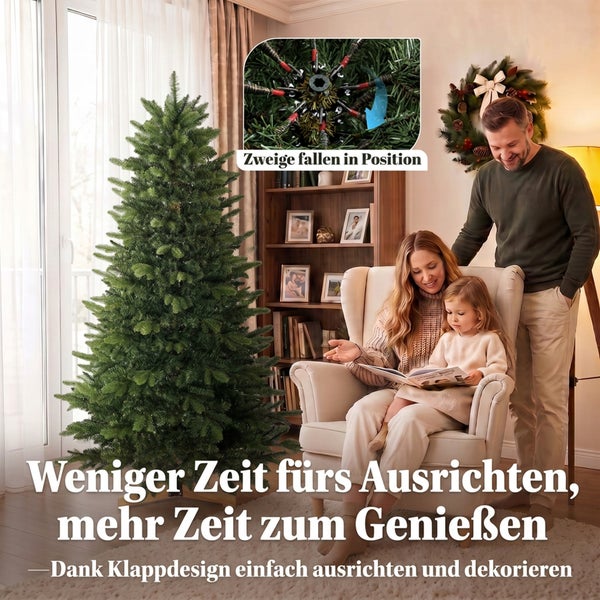 Ein künstlicher Weihnachtsbaum steht in einem hellen, festlich dekorierten Wohnzimmer mit Kamin und vielen unter dem Baum liegenden Geschenken.