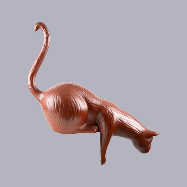 Dekorative Katzenfigur aus Terrakotta in kauernder Position mit aufgerichtetem Schwanz.