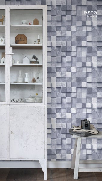 Wohnraum mit weißem Schrank und Tapete mit Holzblockmuster