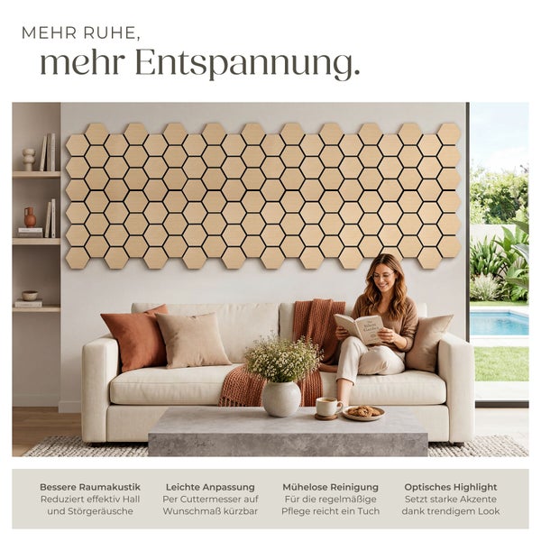 Sechseckige Akustikpaneele in Holzoptik, an der Wand über einem Sofa in einem modern eingerichteten, hellen Wohnzimmer montiert.