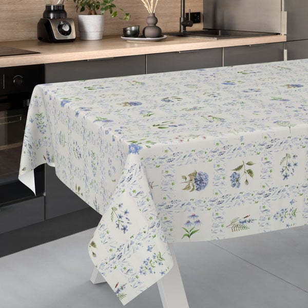 Rechteckige Tischdecke mit blauem Blumenmuster in einer modernen Küche mit dunklen Schränken und einer Arbeitsplatte aus Holz.
