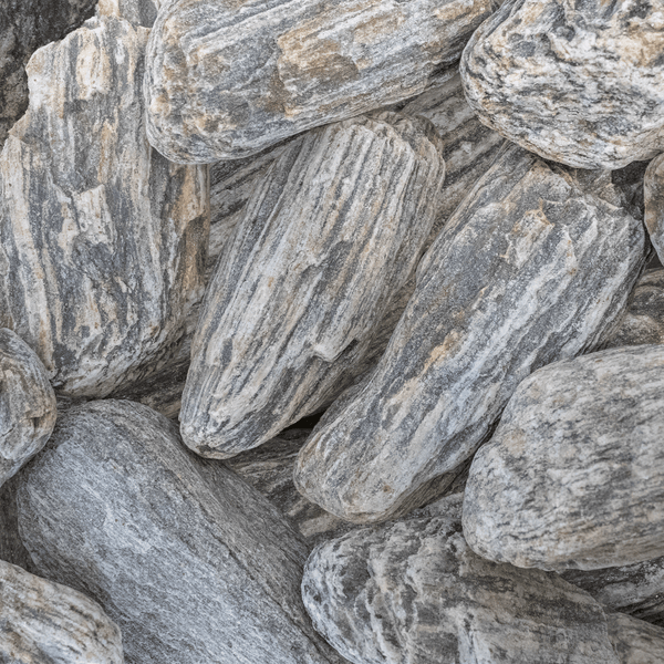 Gestreifte Natursteine für den Garten, abgerundete Ziersteine mit grau-weißer Maserung.