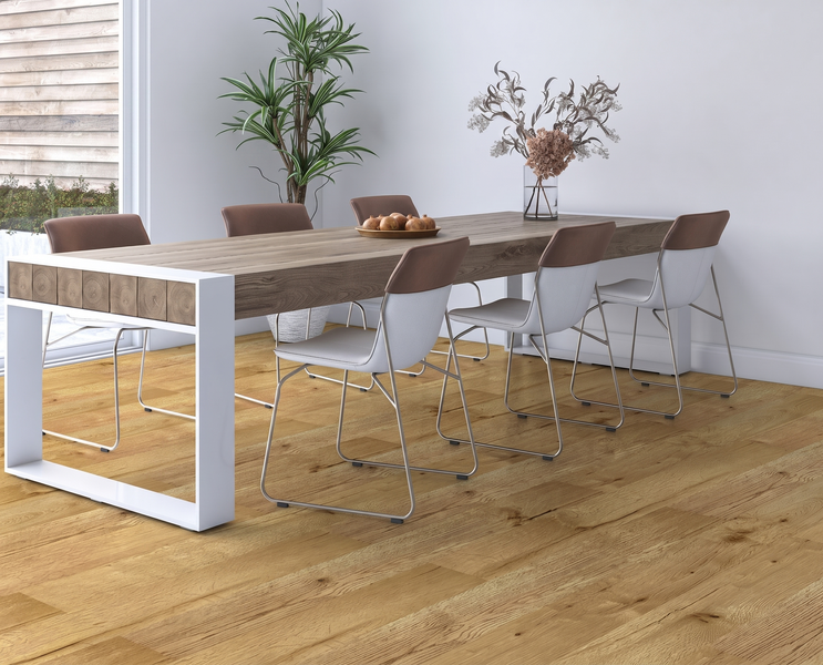Modern eingerichtetes, helles Wohnzimmer mit Parkettboden in Eichenoptik, hellem Sofa mit Kissen und einem Couchtisch aus Holz.